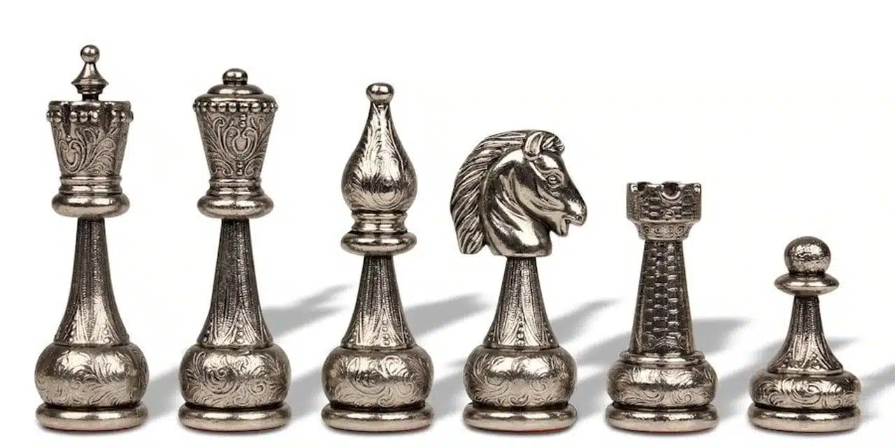 Grand Jeu d'Echecs en Métal Sculpté & Echiquier en Similicuir Noir et Doré – Image 4
