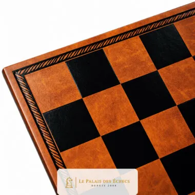 Détail d'un autre coin de l'échiquier en similicuir avec motif de bordure