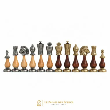 Pièces d'échecs Arabesque alignées, finitions bois, argenté et doré