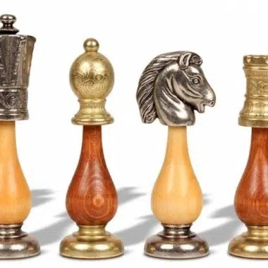 Roi, pion, cavalier et tour en bois clair et métal bicolore côte à côte