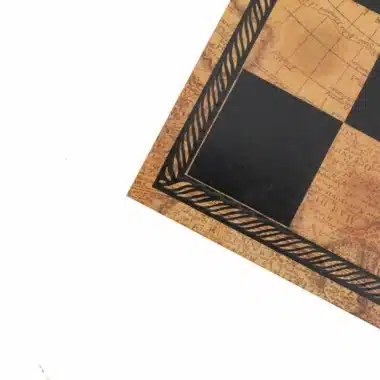 Détail du coin de l'échiquier avec bordure gravée et motifs de cartes anciennes