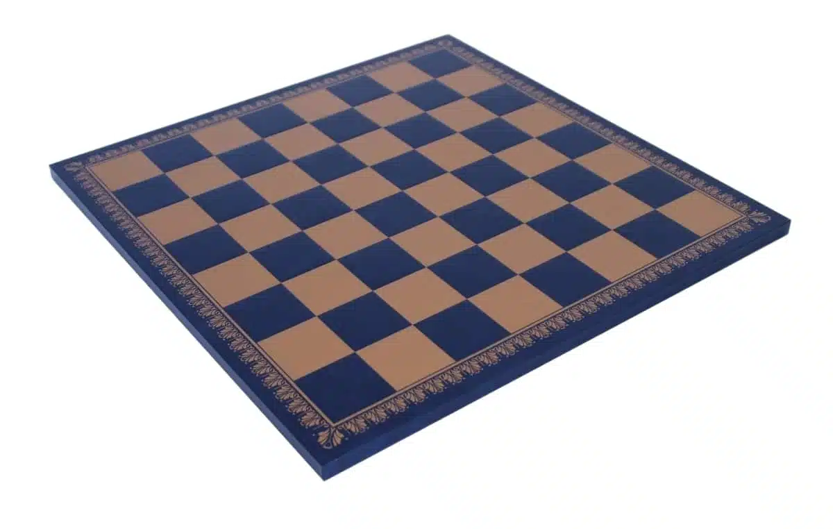 Jeu d'Echecs Renaissance en Métal Peint à la Main et Échiquier en Similicuir Doré / Bleu – Image 6