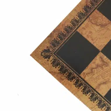 Détail du bord de l'échiquier en similicuir avec motif carte du monde ancienne