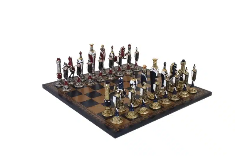 Jeu d'Echecs Renaissance en Métal Peint à la Main et Échiquier en Similicuir Doré / Bleu