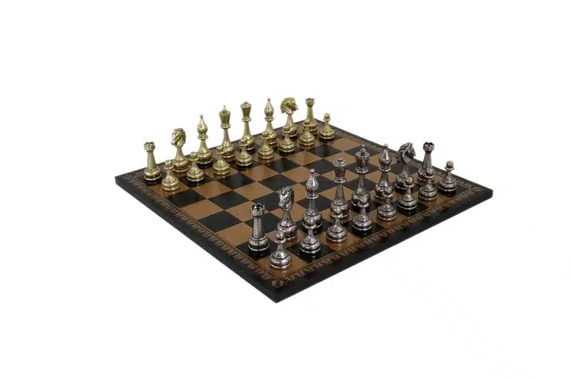 Grand Jeu d'Echecs en Métal Sculpté & Echiquier en Similicuir Noir et Doré