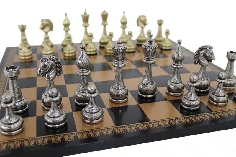 Grand Jeu d'Echecs en Métal Sculpté & Echiquier en Similicuir Noir et Doré – Image 2