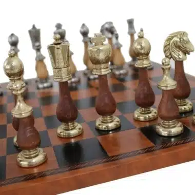 Pièces d'échecs en bois et métal alignées sur l'échiquier marron