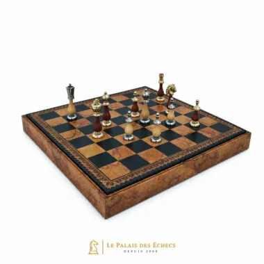 Jeu d'échecs Arabesque vue rapprochée des pièces en métal et bois sur l'échiquier