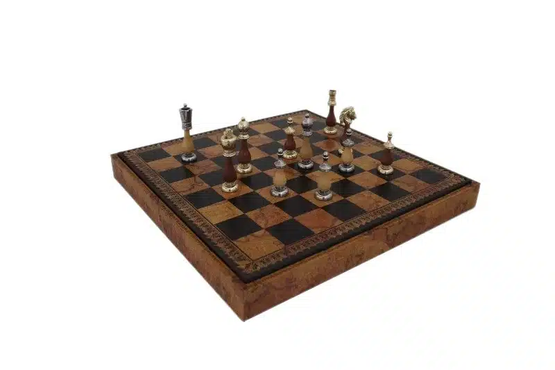 Jeu d'échecs Arabesque vue rapprochée des pièces en métal et bois sur l'échiquier