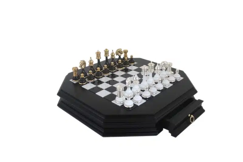 Jeu d'Echecs en Laiton Massif et Bois Plaqué Or et Argent & Échiquier en Marbre et Bois avec Tiroir de Rangement