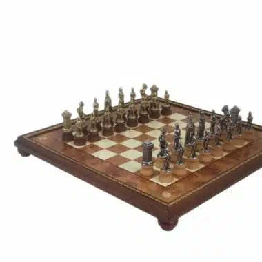 Jeu d'Echecs Mary Stuart - Échiquier sur Pied en Bois d'Orme et de Bruyère & Jeu d'Échecs en Métal et Bois