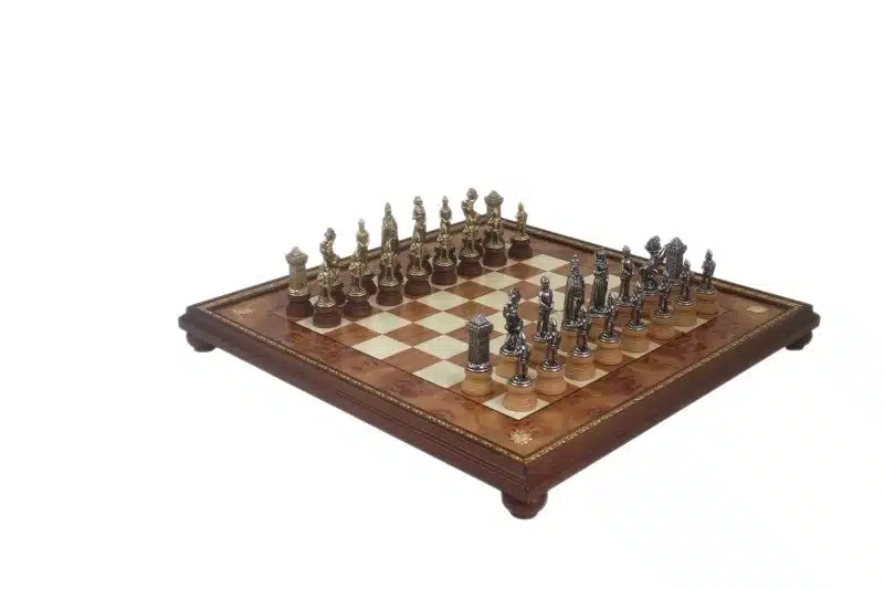 Jeu d'Echecs Mary Stuart - Échiquier sur Pied en Bois d'Orme et de Bruyère & Jeu d'Échecs en Métal et Bois