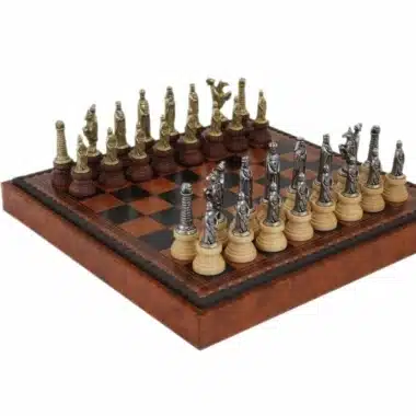 Jeu d'Echecs Médiéval - Échiquier Jeu de Dames & Backgammon en Similicuir Marron / Noir avec Compatiment de Rangement & Jeu d'Echecs en Métal