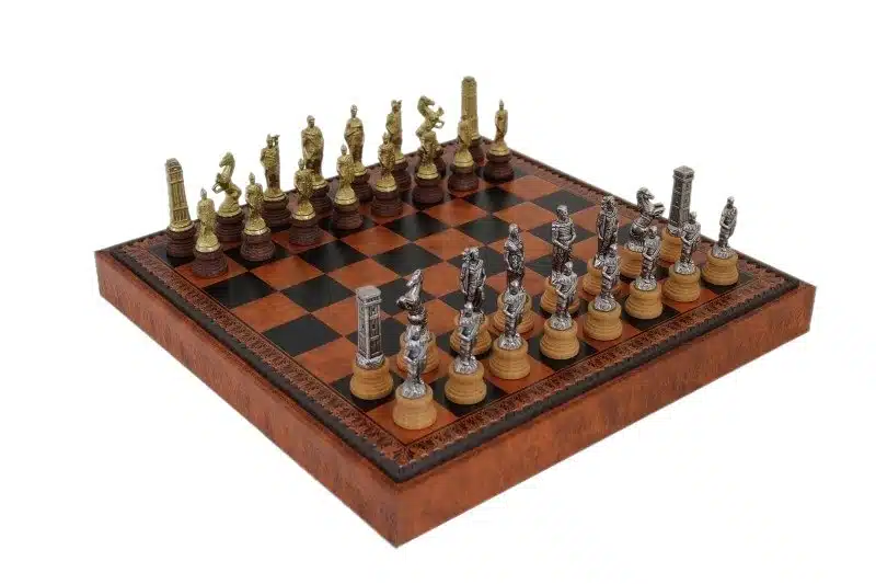 Jeu d'Echecs Romains vs Barbare - Échiquier, Jeu de Dames et Backgammon en Similicuir Marron / Noir avec compartiment de rangement & Jeu d'Échecs en Métal et Bois