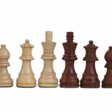 Pièces d'échecs Staunton en bois d'acacia clair et foncé alignées