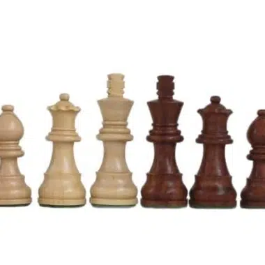 Pièces d'échecs en bois d'acacia alignées, finitions claire et foncée face à face