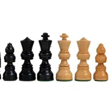Pièces d'échecs en bois noir et naturel, détail des rois et fous