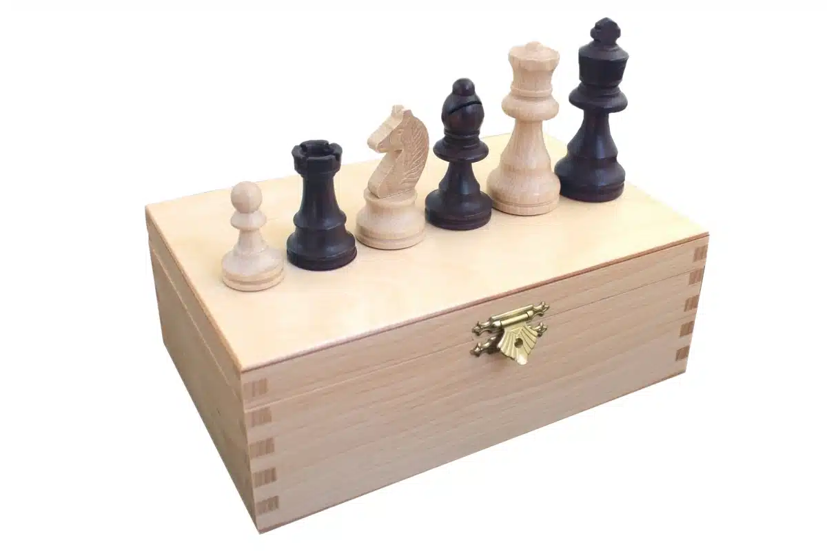 Jeu d'Echecs en Bois Staunton et Échiquier Alphanumérique en Bois de Noyer et Érable avec Coffret de Rangement – Image 4