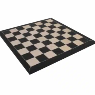 Échiquier en cuir véritable aux cases noires et claires, vue en perspective