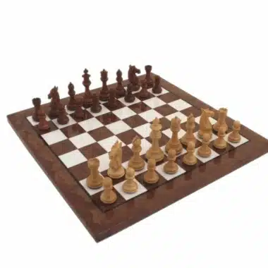Jeu d'échecs complet, pièces en bois de rose sur échiquier en marbre