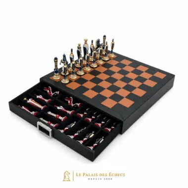Échiquier en cuir avec tiroir ouvert montrant les pièces d'échecs rangées