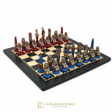 Jeu d'échecs Égypte en métal peint, vue d'ensemble sur échiquier en bois