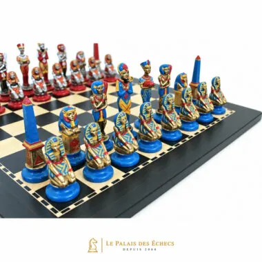 Pièces bleues et rouges du jeu d'échecs Égypte disposées sur l'échiquier