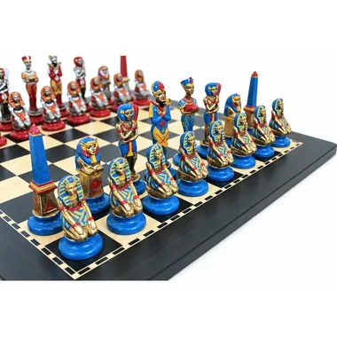 Pièces bleues et rouges du jeu d'échecs Égypte disposées sur l'échiquier