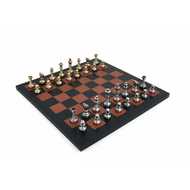 Jeu d'échecs complet en laiton doré et argenté sur échiquier en cuir
