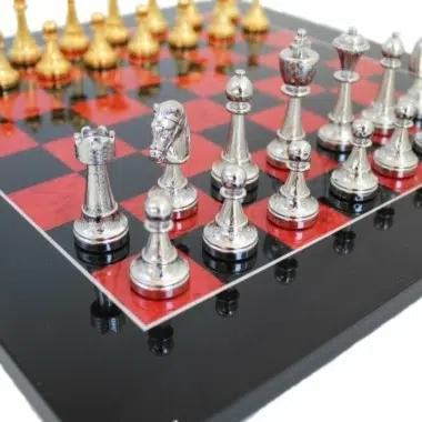 Alternative view of Jeu d'Echecs Fleuri - Échiquier en Bois de Bruyère Noir et Rouge Brillant & Jeu d'Échecs en Métal Plaqué Or et Argrent