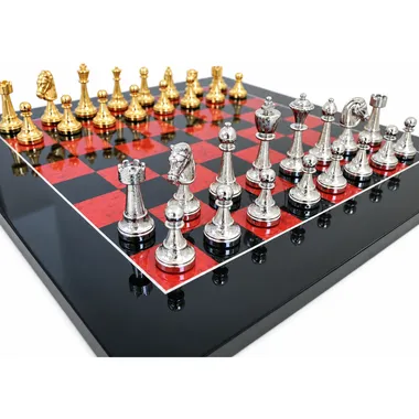 Pièces plaquées argent du jeu Fleuri alignées sur l'échiquier noir et rouge