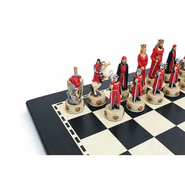 Détail des pièces rouges, roi, dame et cavalier sur l'échiquier