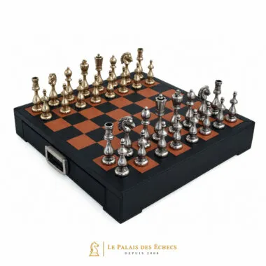 Pièces d'échecs en métal doré et argenté disposées sur l'échiquier en cuir