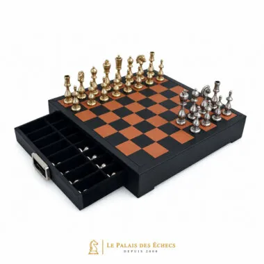 Jeu d'échecs complet en métal sur échiquier en cuir avec tiroir de rangement