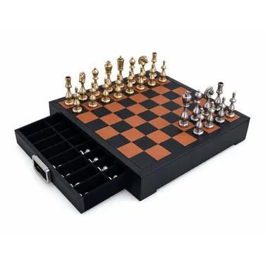 Jeu d'échecs complet en métal sur échiquier en cuir avec tiroir de rangement