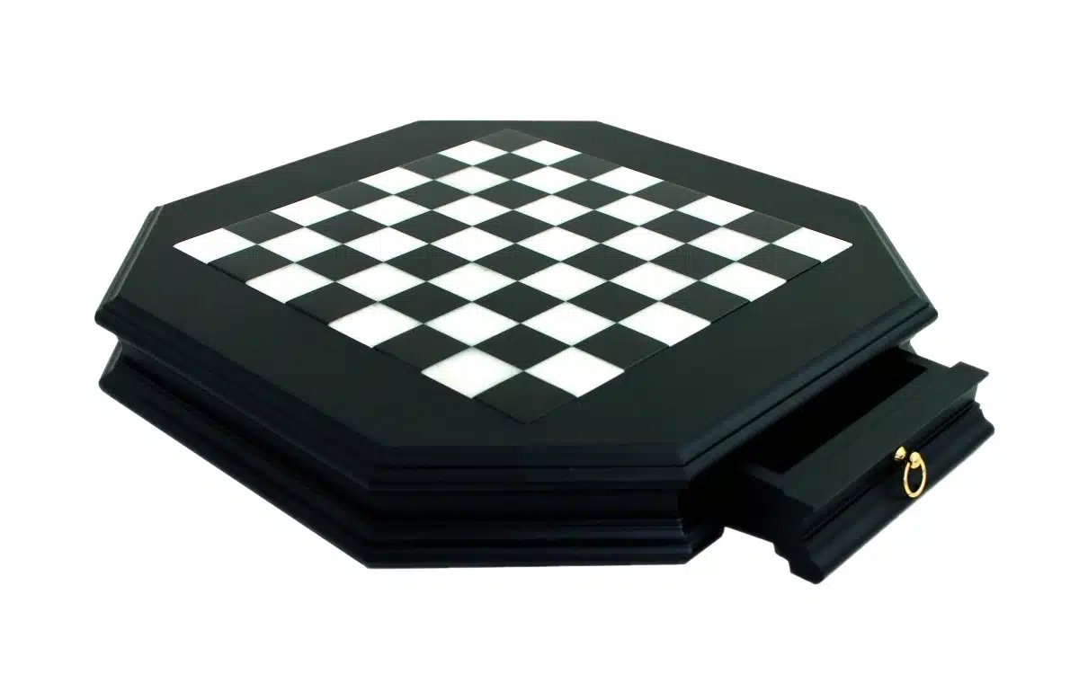 Jeu d'Echecs en Laiton Massif et Bois Plaqué Or et Argent & Échiquier en Marbre et Bois avec Tiroir de Rangement – Image 5