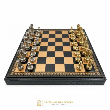 Échiquier en similcuir or et noir avec pièces métalliques dorées et argentées disposées