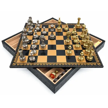 Coffret de rangement ouvert sous l'échiquier avec pièces d'échecs rangées à l'intérieur