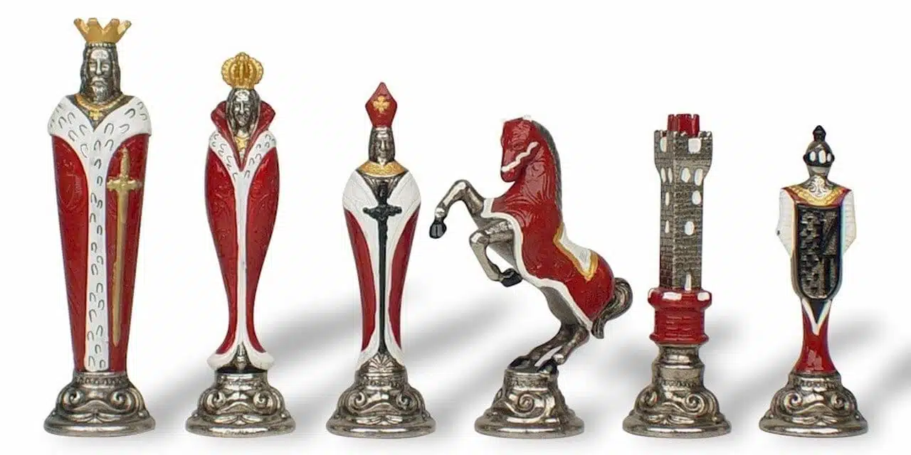 Jeu d'Echecs Renaissance en Métal Peint à la Main et Échiquier en Similicuir Doré / Bleu – Image 3