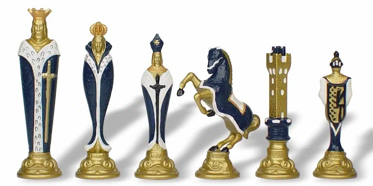 Jeu d'Echecs Renaissance en Métal Peint à la Main et Échiquier en Similicuir Doré / Bleu – Image 4