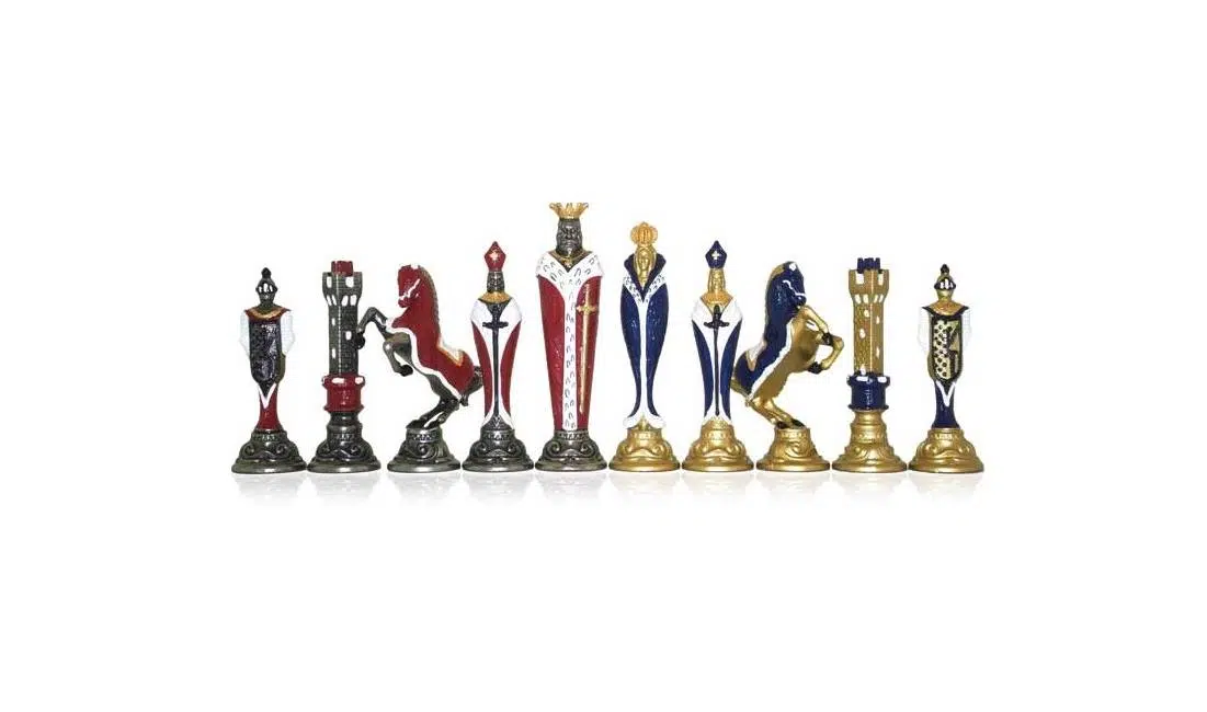 Jeu d'Echecs Renaissance en Métal Peint à la Main et Échiquier en Similicuir Doré / Bleu – Image 5
