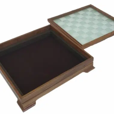 Coffret de rangement en noyer ouvert avec plateau en verre détaché