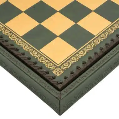 Détail du coin de l'échiquier vert et doré avec bordure gravée en relief