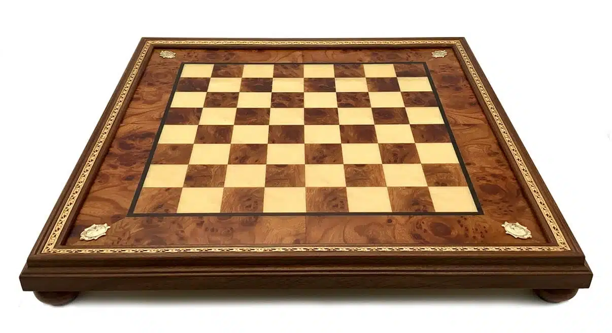 Jeu d'Echecs Mary Stuart - Échiquier sur Pied en Bois d'Orme et de Bruyère & Jeu d'Échecs en Métal et Bois – Image 6