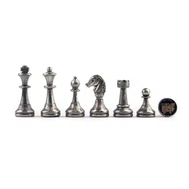 Pièces argentées du jeu d'échecs Mignon Flower alignées à côté d'une pièce de monnaie