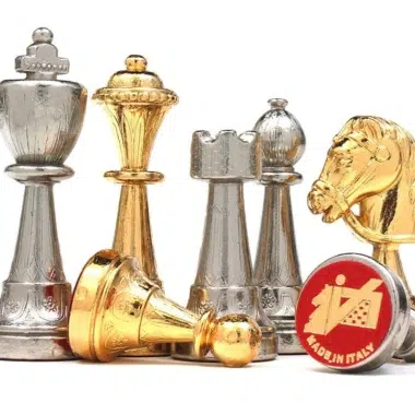 Roi, dame, tour et cavalier doré du jeu Fleuri présentés en gros plan