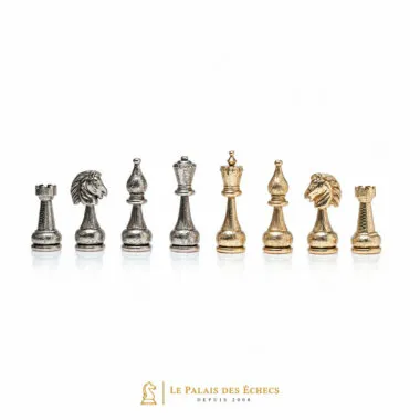 Alignement des huit pièces Staunton dorées et argentées, tours, cavaliers, fous et rois