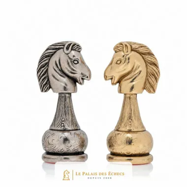 Comparaison des cavaliers argenté et doré, détail des têtes de cheval sculptées