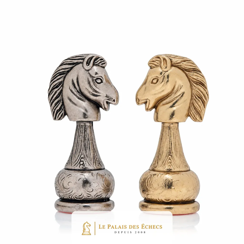 Comparaison des cavaliers argenté et doré, détail des têtes de cheval sculptées