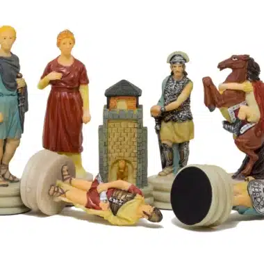 Alternative view of Jeu d'Echecs Romains VS Grecs en Résine et Échiquier en Similicuir Doré et Bleu avec Compartiment de Rangement